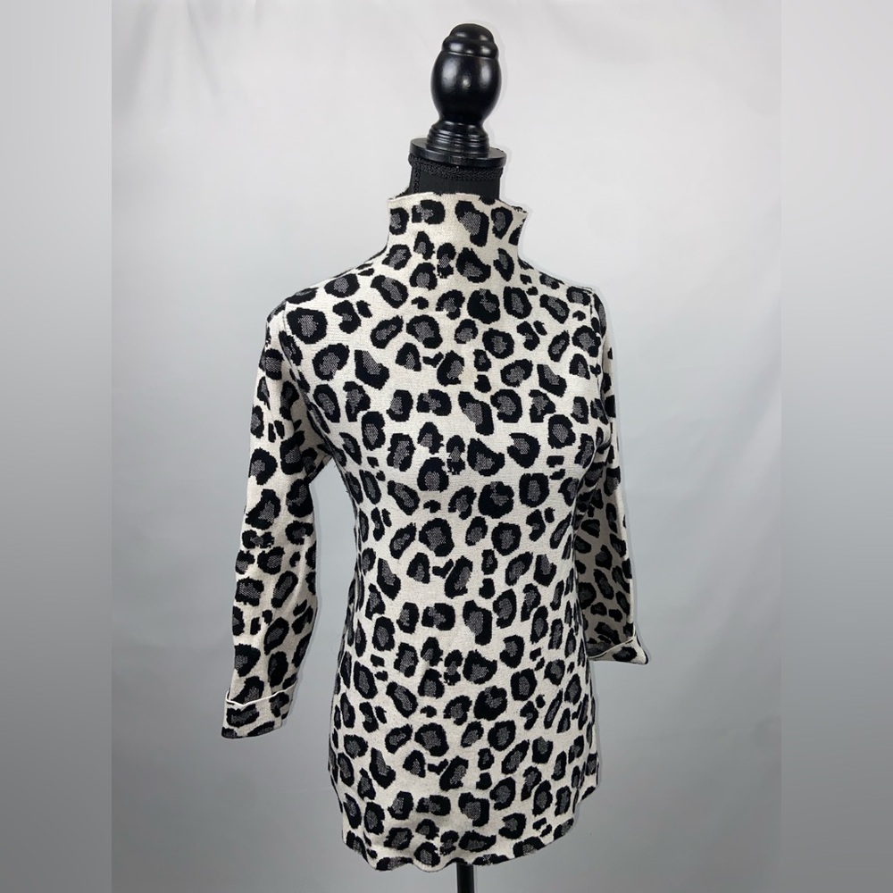 Leopard print mock turtleneck Black Grey quarter length sleeves, Tahari Medium